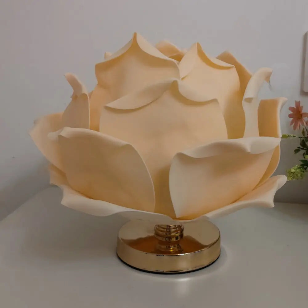European and American Creative Large Rose Table Lamp Lotus Lamp Girl’s Bedroom Atmosphere Popular Dreamy Wedding