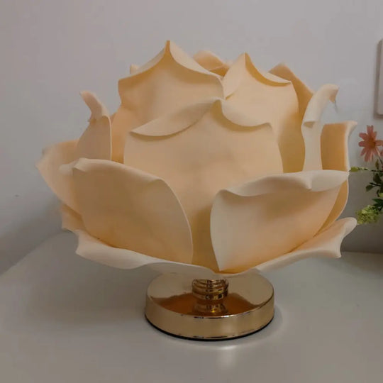 European and American Creative Large Rose Table Lamp Lotus Lamp Girl’s Bedroom Atmosphere Popular Dreamy Wedding