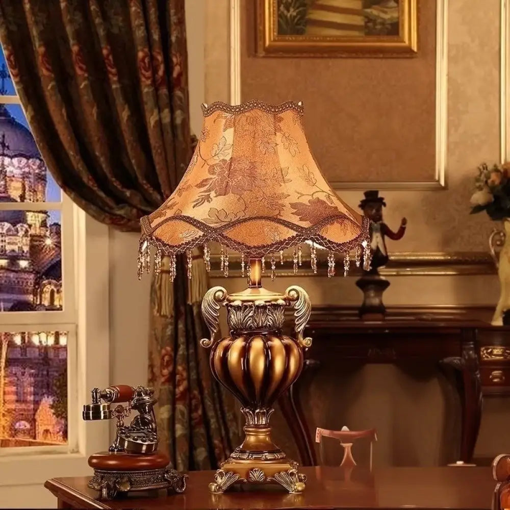 European Style Living Room Table Lamp Light Luxury Retro American Classical High-end Luxury Warm Romantic Wedding Room