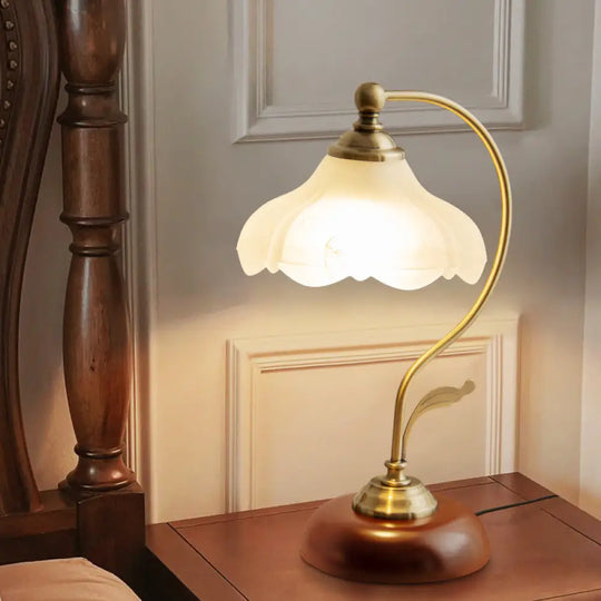 European-Style Retro Table Lamp Master Bedroom Bedside Lamp Classical Romantic Atmosphere Background Wall Lamp Petal