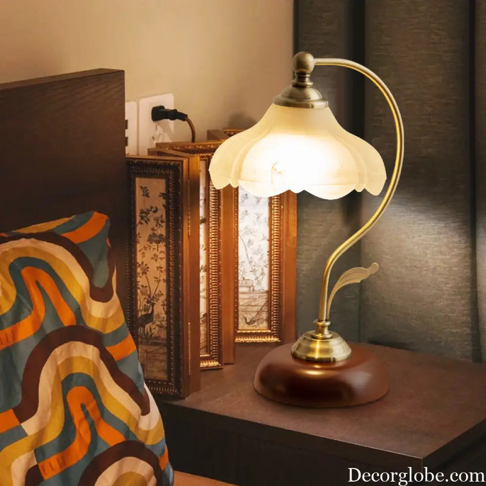 European-Style Retro Table Lamp Master Bedroom Bedside Lamp Classical Romantic Atmosphere Background Wall Lamp Petal