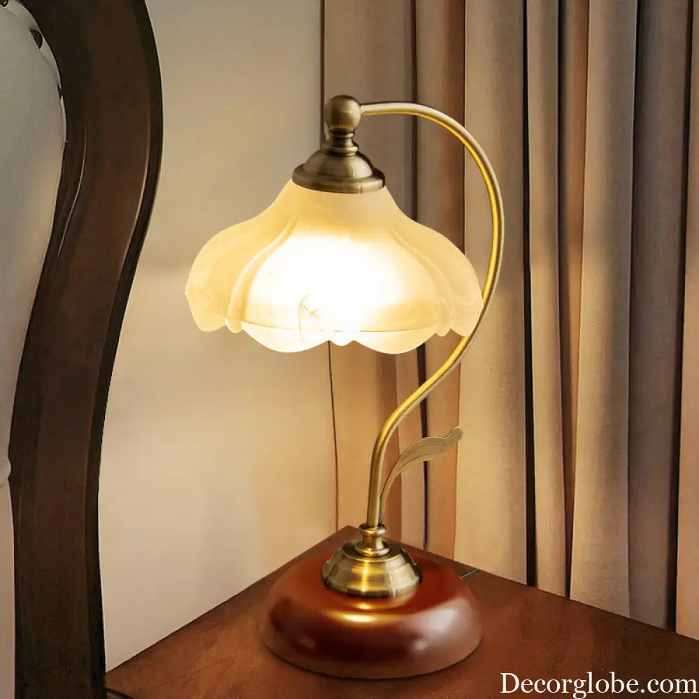 European-Style Retro Table Lamp Master Bedroom Bedside Lamp Classical Romantic Atmosphere Background Wall Lamp Petal