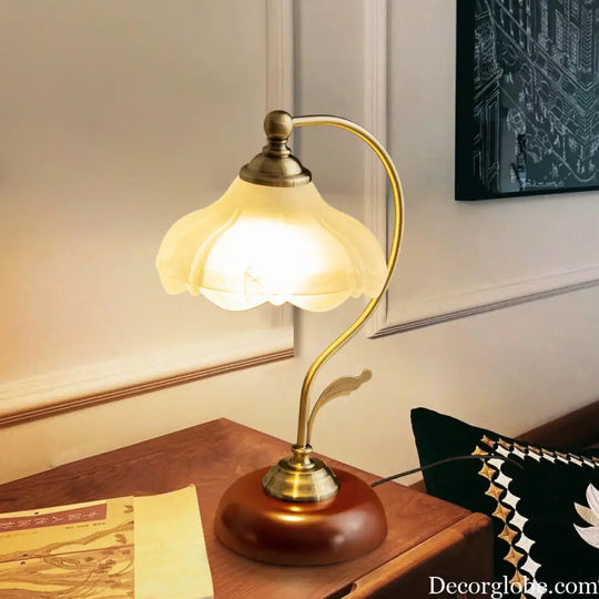 European-Style Retro Table Lamp Master Bedroom Bedside Lamp Classical Romantic Atmosphere Background Wall Lamp Petal