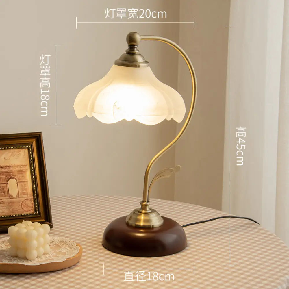 European-Style Retro Table Lamp Master Bedroom Bedside Lamp Classical Romantic Atmosphere Background Wall Lamp Petal