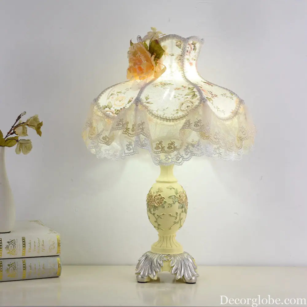 Factory direct European table lamp bedroom bedside lamp Princess creative Korean wedding room lamp cute lace wedding