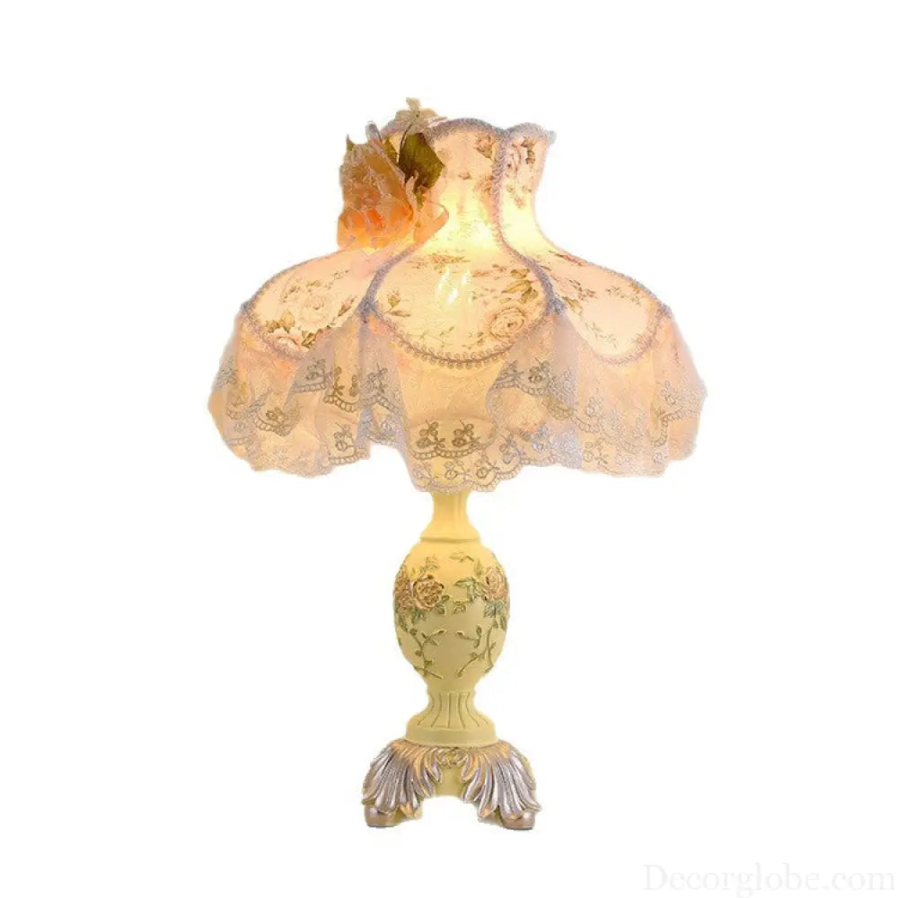 Factory direct European table lamp bedroom bedside lamp Princess creative Korean wedding room lamp cute lace wedding