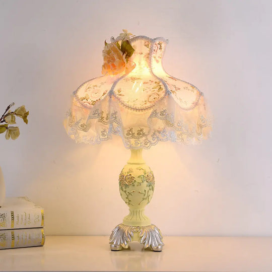 Factory direct European table lamp bedroom bedside lamp Princess creative Korean wedding room lamp cute lace wedding