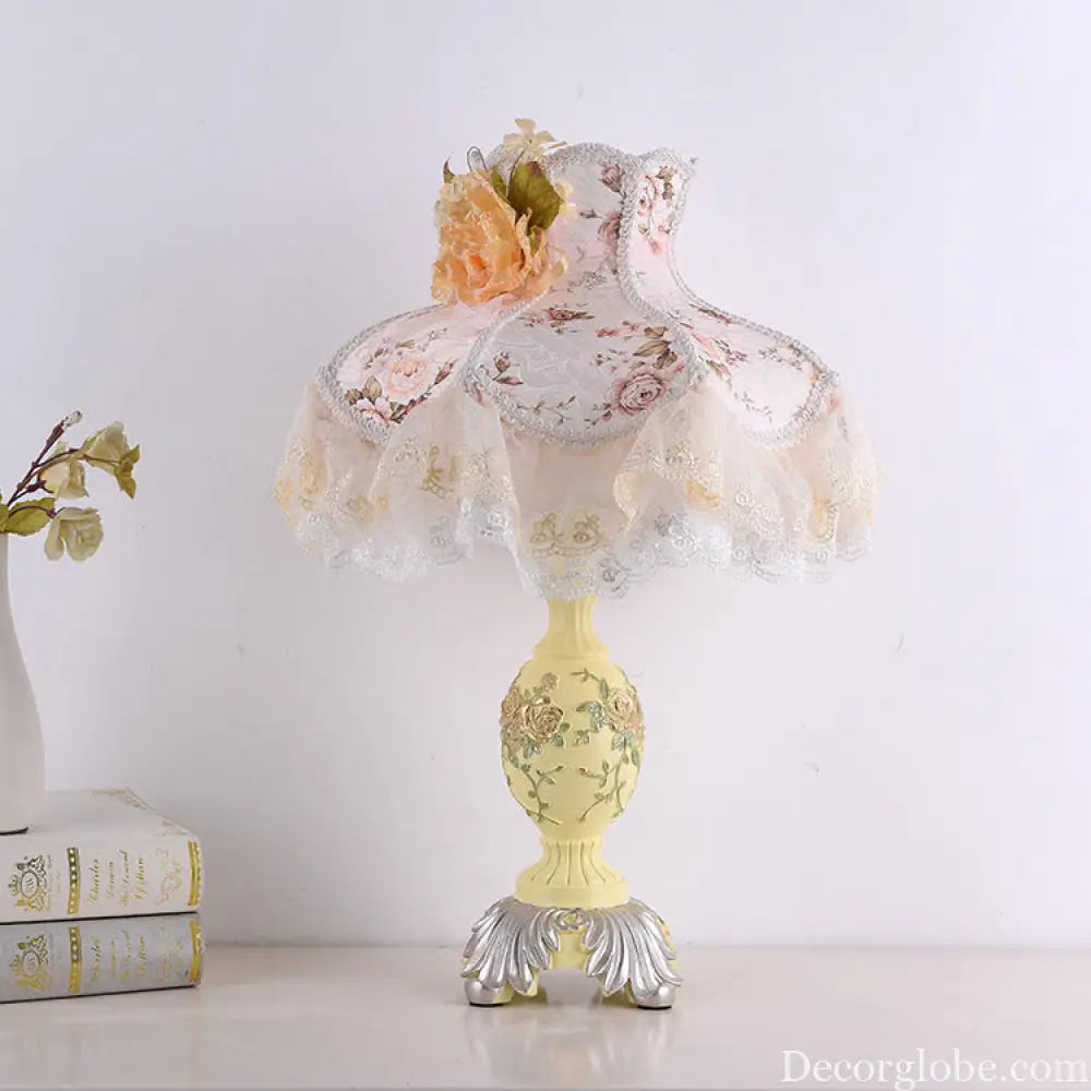Factory direct European table lamp bedroom bedside lamp Princess creative Korean wedding room lamp cute lace wedding