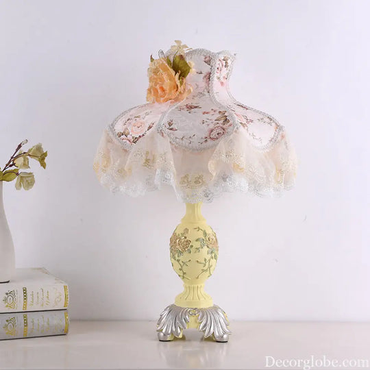 Factory direct European table lamp bedroom bedside lamp Princess creative Korean wedding room lamp cute lace wedding