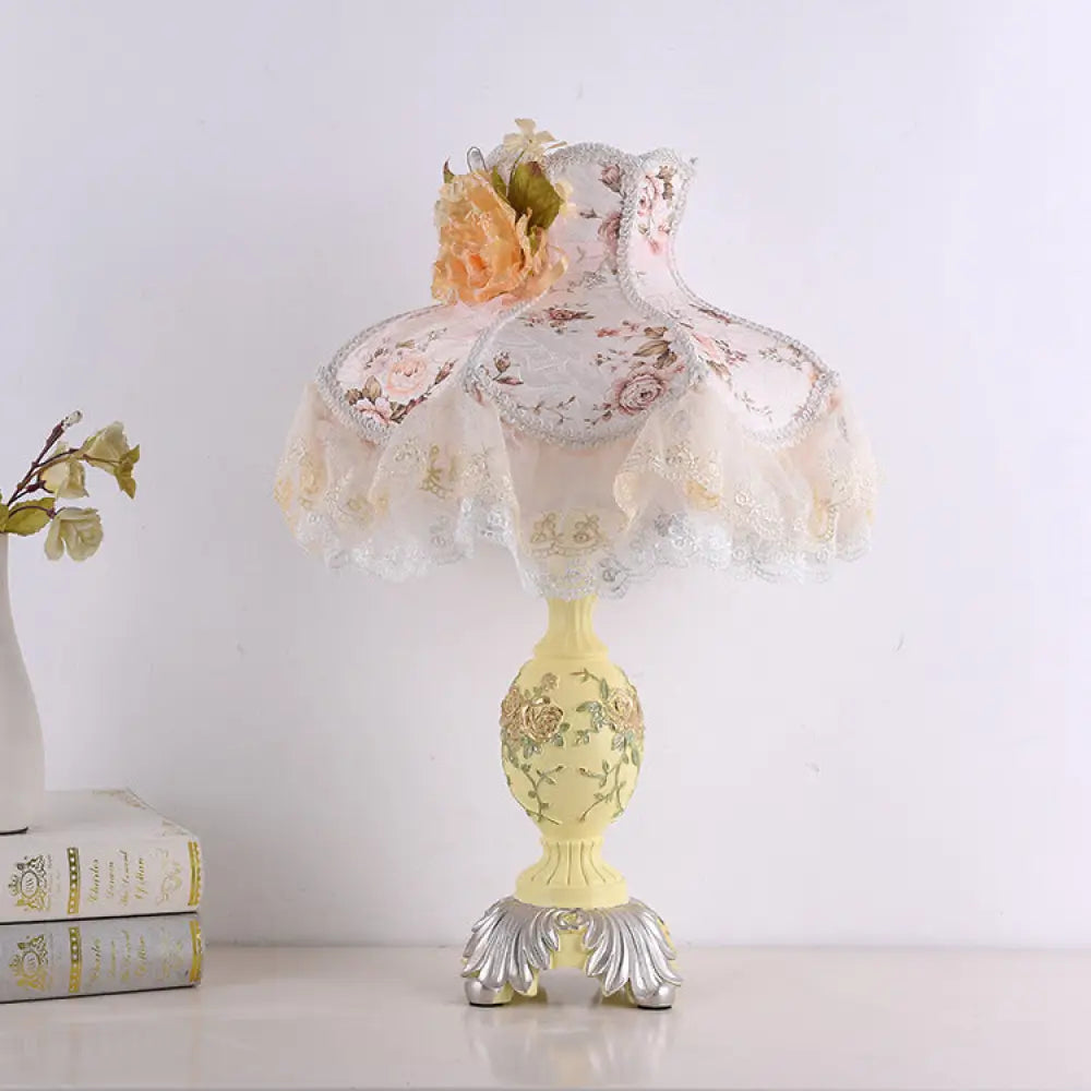 Factory direct European table lamp bedroom bedside lamp Princess creative Korean wedding room lamp cute lace wedding